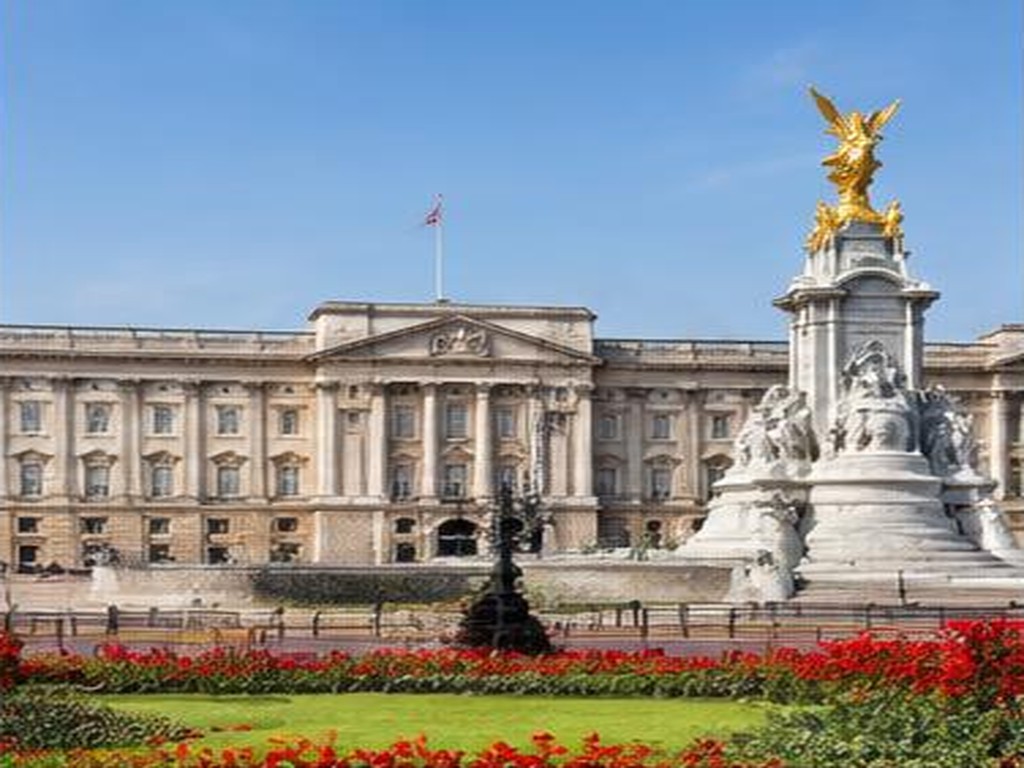Buckingham Palace and the Victoria Memorial in London
